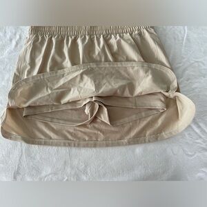 Ladies DSG stride skirt, size medium, new with tags‎